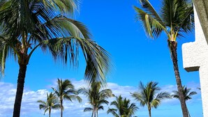 A coastal view with palm trees and a clear blue sky. - Bright Kihei Renovated Condo New AC Steps to Kamaole II Beach and Pool (Kihei)