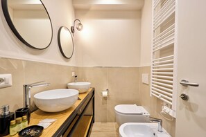 A modern bathroom with two large white sinks, a toilet, and a mirror. - La Marina (Naples)