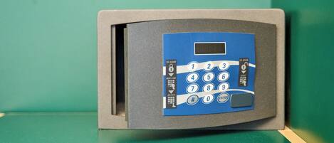Un clavier bleu doté d’un pavé numérique et d’un petit écran, le tout contenu dans un étui de protection gris.