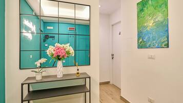 Habitación Deluxe, vista al puerto | Minibar, decoración personalizada y espacio para trabajar con laptop