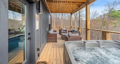 Splashin At Raven's Ridge 3 Bedroom Cabin by RedAwning