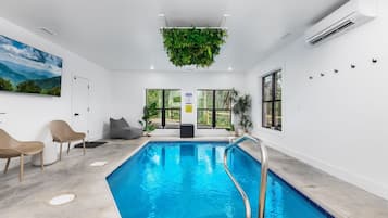 Una piscina techada, una piscina climatizada