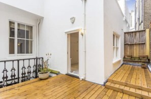 Terrace/patio - This stunning two bed Ground Floor flat in the heart of South Kensington.  (London)