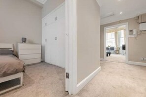 2 bedrooms, iron/ironing board, free WiFi, bed sheets - This stunning two bed Ground Floor flat in the heart of South Kensington.  (London)