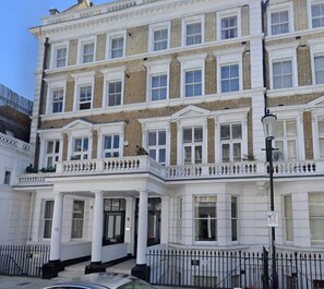 Exterior - This stunning two bed Ground Floor flat in the heart of South Kensington.  (London)