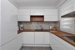 Kühlschrank, Mikrowelle, Ofen, Herdplatte