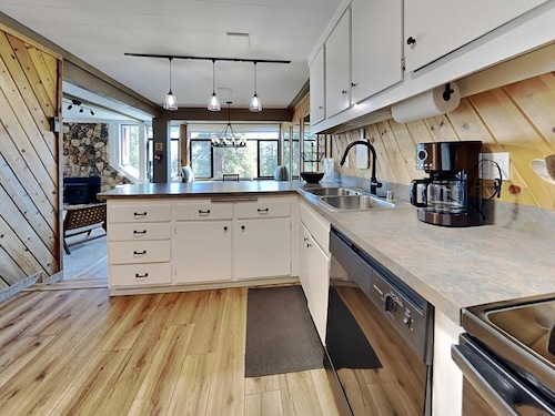 Spacious Slopeside Location by RedAwning