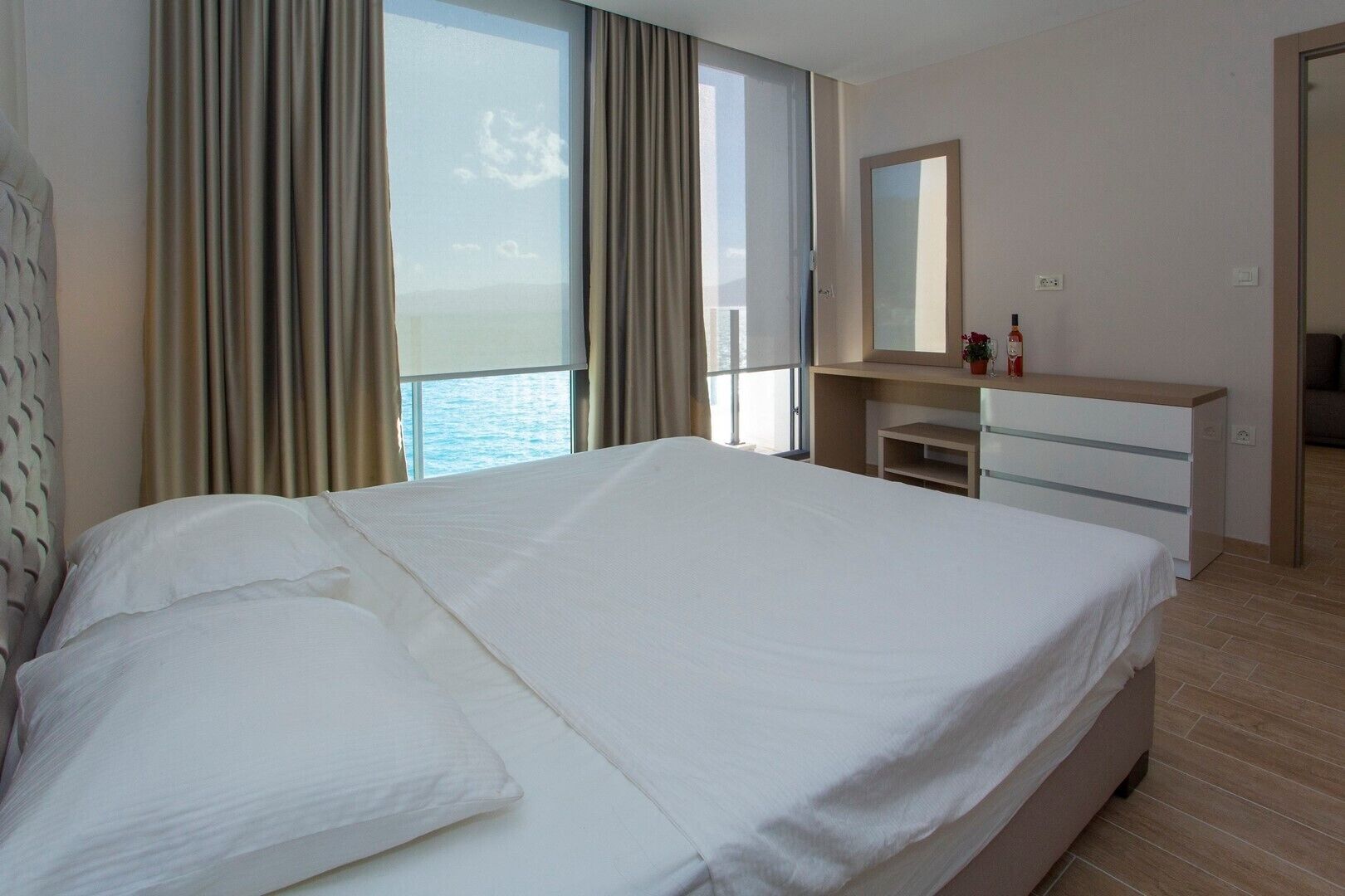 6 bedrooms, iron/ironing board, WiFi, bed sheets