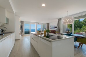 Fridge, microwave, oven, stovetop - LuxuryAptInVilla•Opal•SharedPool•HotTub•Sea View (Makarska)