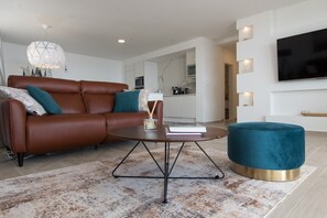 TV - LuxuryAptInVilla•Opal•SharedPool•HotTub•Sea View (Makarska)