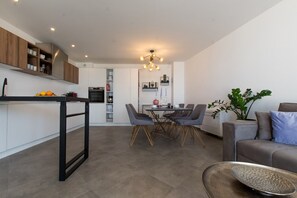 TV - Luxury Apt In Villa• Citrin •Shared Pool•Sea View (Makarska)