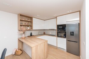 Fridge, microwave, oven, stovetop - Luxury Apartment Lemon•Sea View•Free Parking (Makarska)