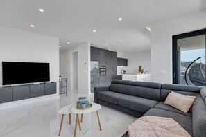 TV - Apt Dzenan•Sea View•Free Parking (Makarska)