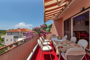 Outdoor dining - 4Bedrooms•FreeParking•BigBalcony•Apt Bugenvilija (Makarska)