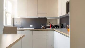 Kühlschrank, Mikrowelle, Herdplatte, Geschirrspüler