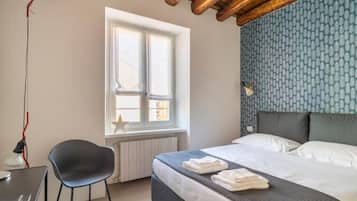 1 camera, una cassaforte in camera, una scrivania, ferro/asse da stiro