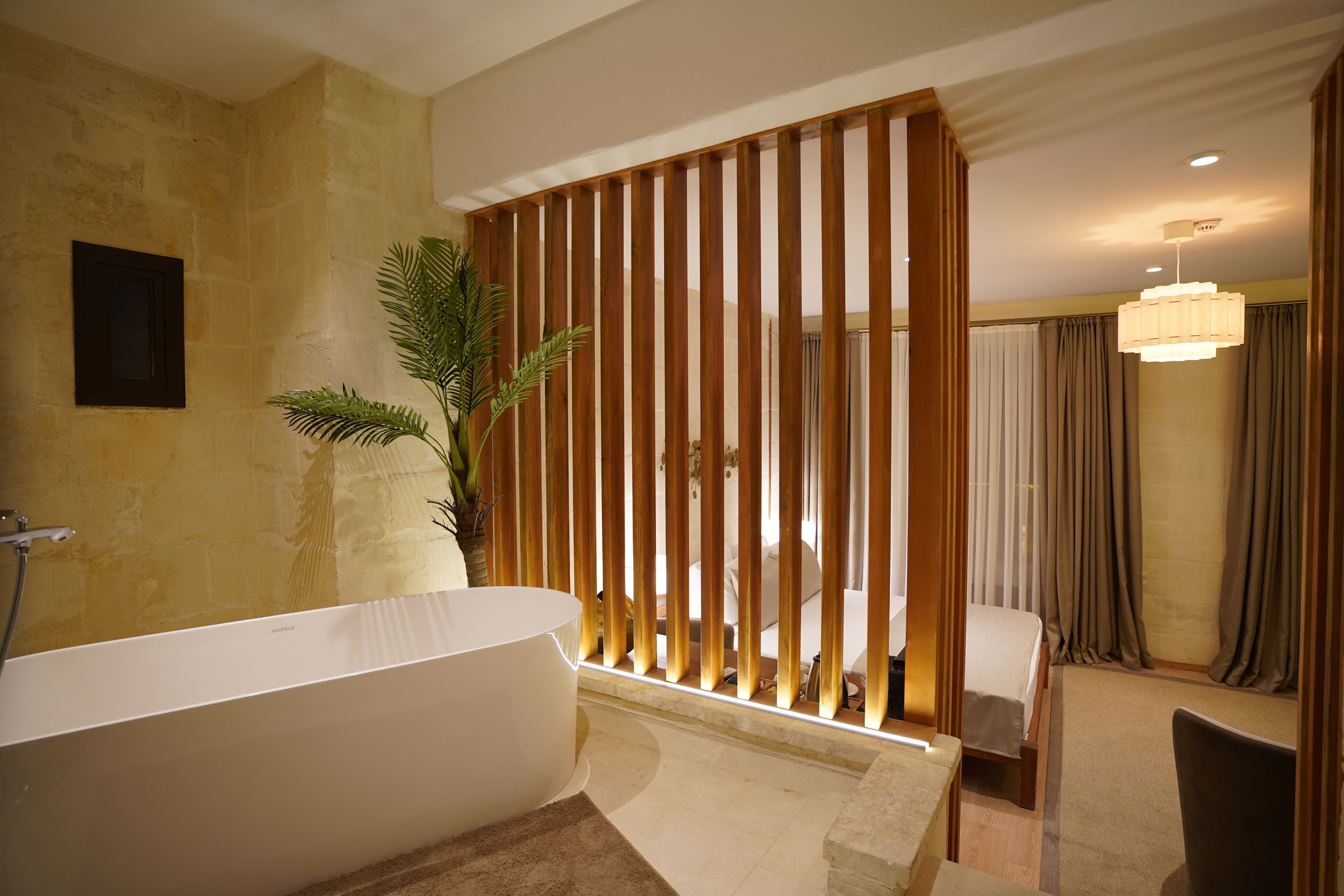 Habitación triple ejecutiva, vistas al patio | Baño | Ducha, secador de pelo y toallas