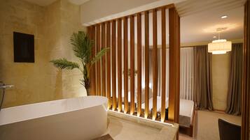 Executive Double or Twin Room, Courtyard View | Bathroom | Shower, hair dryer, towels