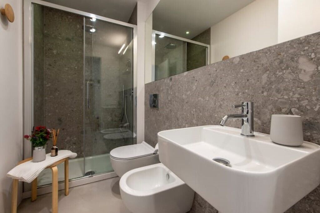 Regadera, secadora de cabello, batas, bidet 