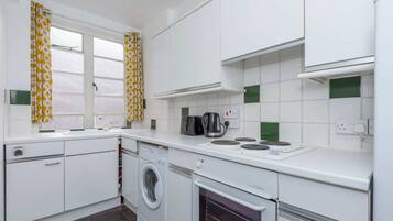 Apartamento básico | Cozinha privada | Geladeira, micro-ondas, fogão, cooktop