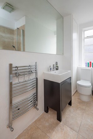 Basic-Apartment | Badezimmer | Handtücher, Seife, Shampoo, Toilettenpapier