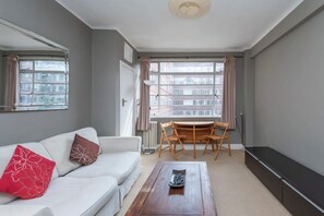 Living area - Unique 1-bed Apartment in Vibrant Balham (London)