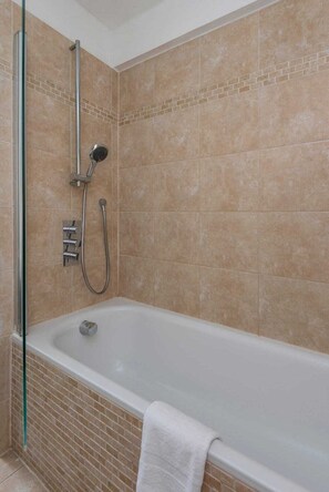 Basic Apartment | Bathroom | Towels, soap, shampoo, toilet paper - Unique 1-bed Apartment in Vibrant Balham (London)
