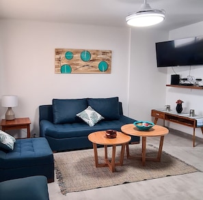 Familienapartment, 2 Schlafzimmer, Küche, Stadtblick | Wohnbereich | 43-Zoll-Smart-TV mit Kabelempfang