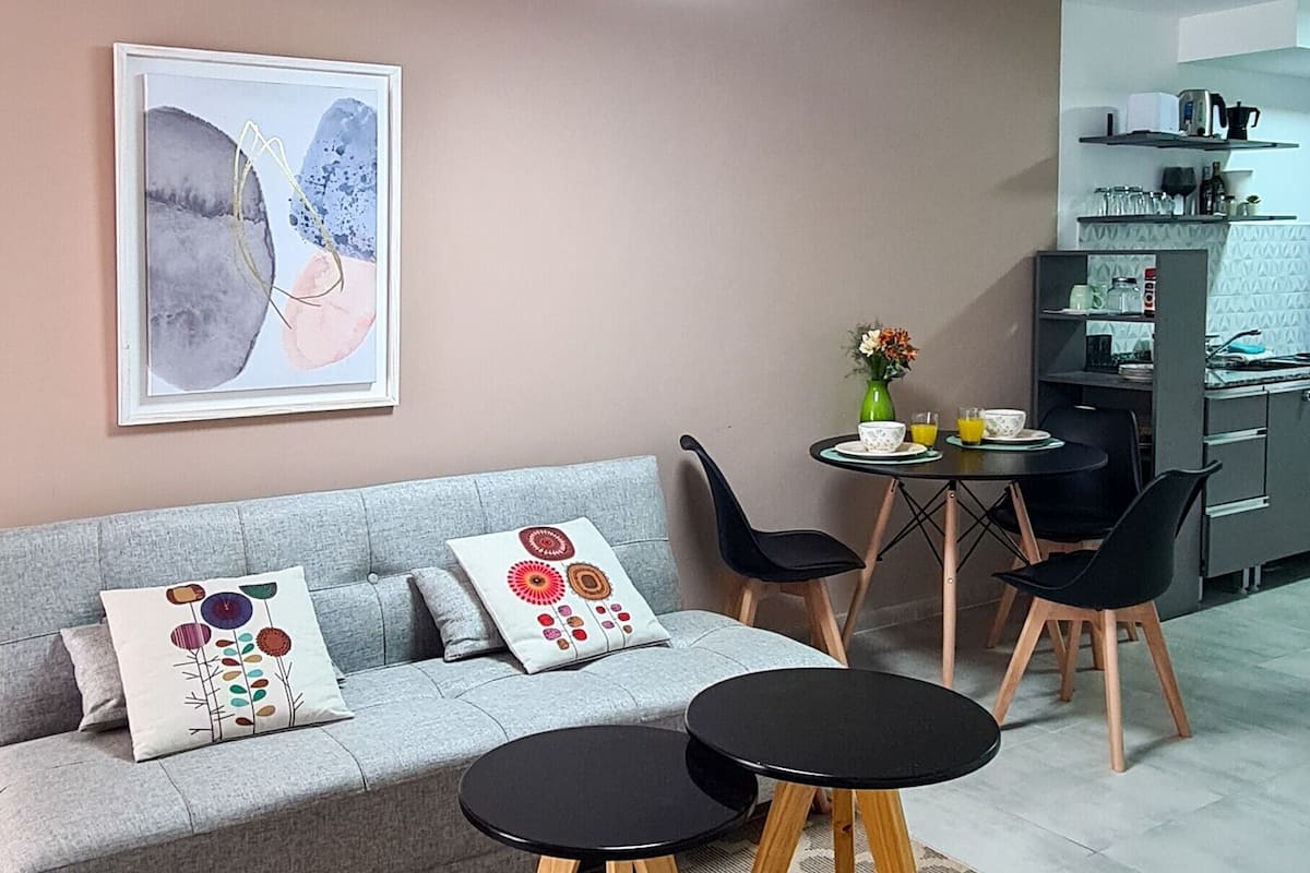 Departamento clásico, 1 habitación, para no fumadores | Área de sala de estar | Smart TV de 43 pulgadas con canales por cable