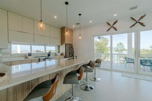 Fridge, microwave, oven, stovetop - Paraiso Del Mar~ Luxury Tropical Oasis, 65' Dock! (Marathon)