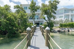 Property grounds - Paraiso Del Mar~ Luxury Tropical Oasis, 65' Dock! (Marathon)