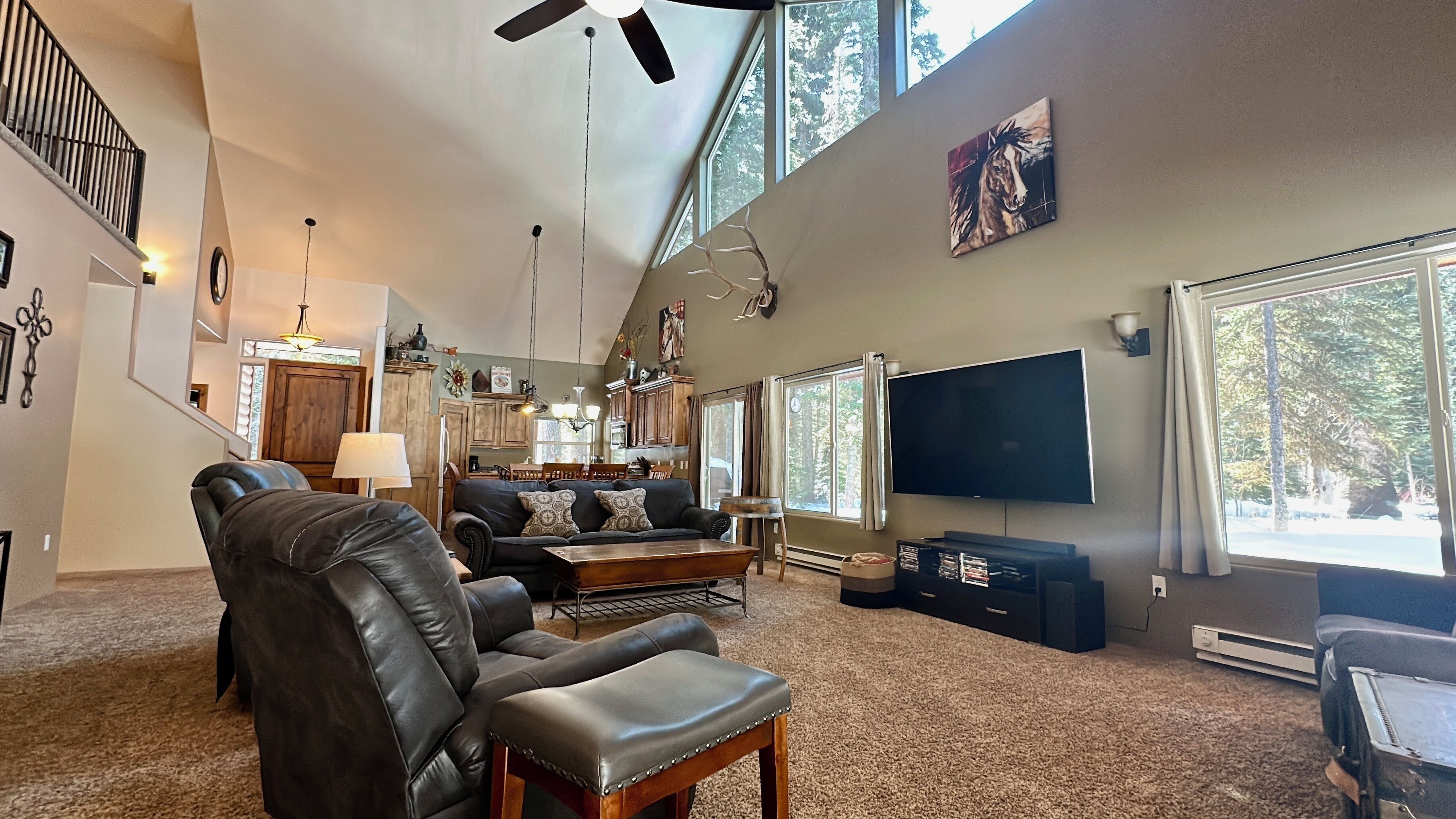 Télévision, cheminée, lecteur de DVD, baby-foot