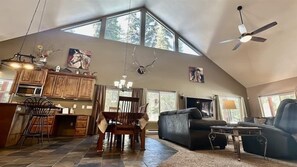 تلفزيون، مدفأة، مشغل دي في دي، كرة قدم الطاولة