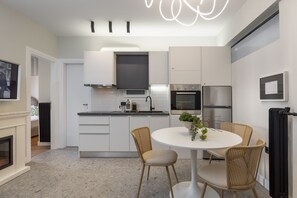 Căn hộ có thiết kế đặc sắc, 2 phòng ngủ, không hút thuốc | Khu phòng khách | Smart TV 24-inch có truyền hình cáp