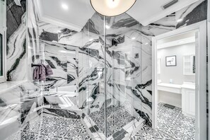 Shower, jetted bath, hair dryer, towels - Heated Pool+Waterfront! Golf Cart+1 Mile To Beach! (Fort Lauderdale)
