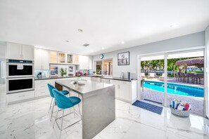 ثلاجة، ميكروويف، فرن، موقد طهي مسطح