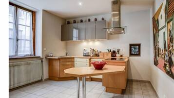 Een koelkast, een microgolfoven, een oven, een kookplaat