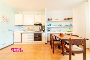 Kühlschrank, Mikrowelle, Ofen, Geschirrspüler