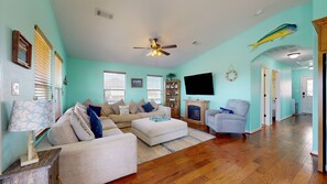 Living area - Blue Seagull: 2 BR, 2 BA House in Crystal Beach, Sleeps 7 (Crystal Beach)