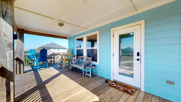 Terrace/patio - Blue Seagull: 2 BR, 2 BA House in Crystal Beach, Sleeps 7 (Crystal Beach)