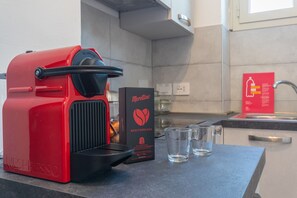 Kühlschrank, Mikrowelle, Ofen, Geschirrspüler