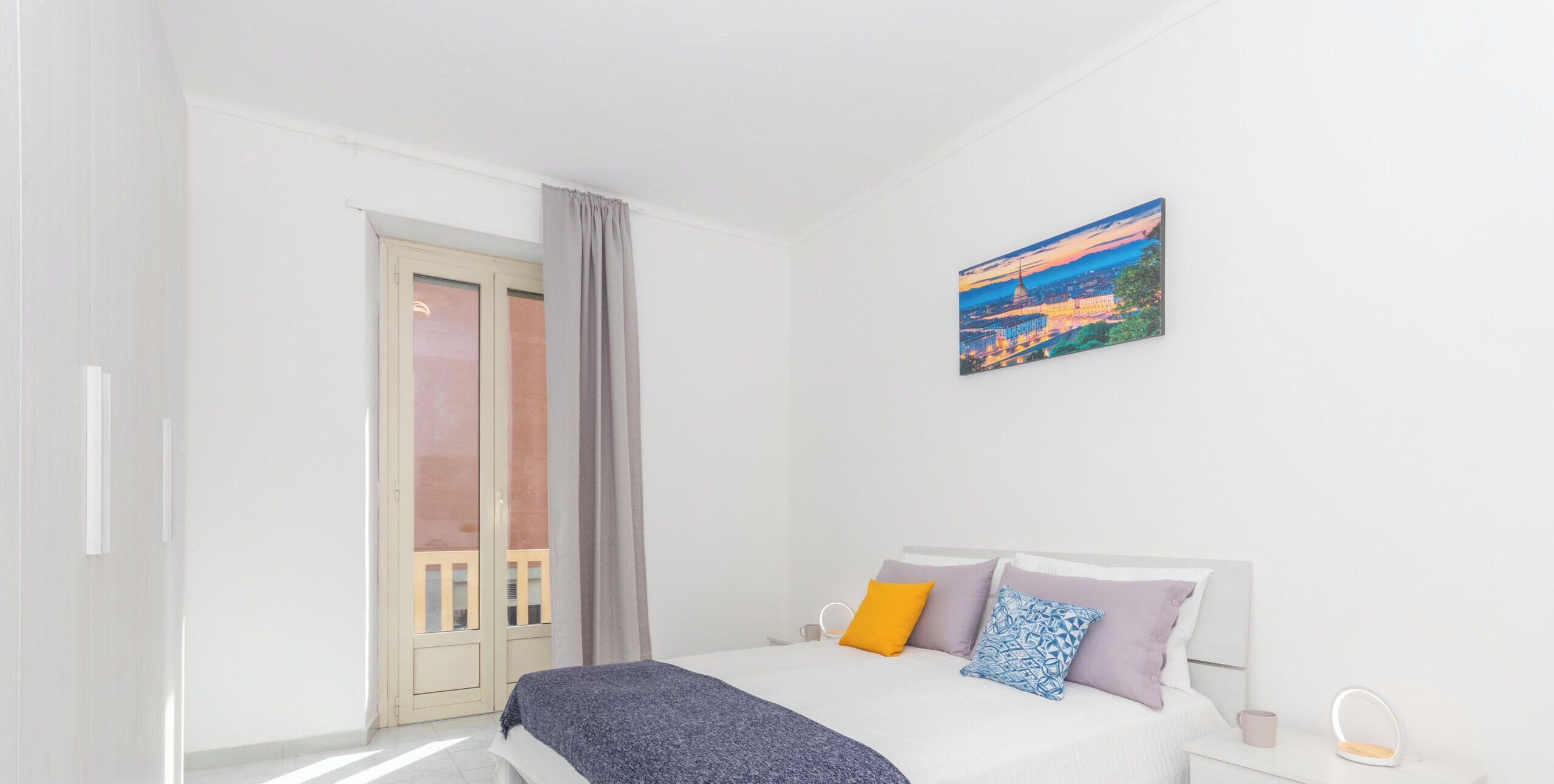 Tabla de planchar con plancha, wifi y ropa de cama 