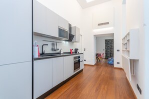 冷蔵庫、電子レンジ、オーブン、食器洗い機