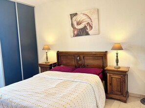 1 slaapkamer, een strijkplank/strijkijzer, gratis wifi, beddengoed