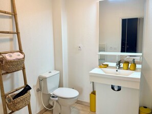 Een douche, een haardroger, handdoeken, zeep