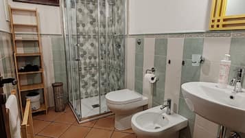 Doccia, asciugacapelli, bidet, asciugamani