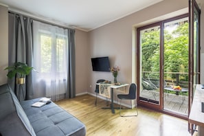 Executive Apartment | Blackout drapes, iron/ironing board, free WiFi - Garden House Apartments (Kraków)