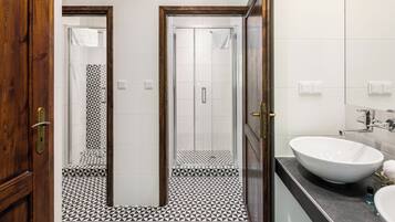 Grand Apartment | Bathroom