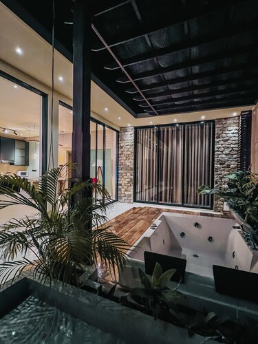 The Neylipz Cozy  villa with 65"  flat TV with PS5, outdoor Jacuzzi and Kitchen