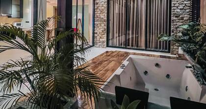 The Neylipz Cozy villa with 65" flat TV with PS5, outdoor Jacuzzi and Kitchen